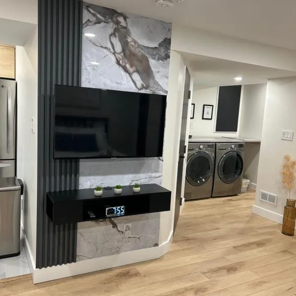 Luxurious modern basement apartment，位于皮克灵的酒店