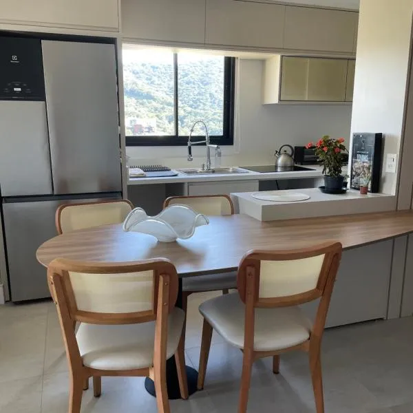 Apto 2Q na Praia Brava, 650m do mar, ao lado de Balneário Camboriú，位于伊达贾伊的酒店