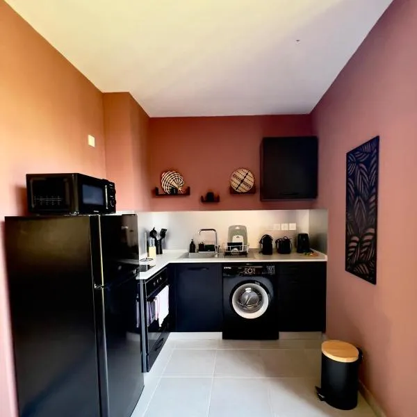 Studio avec jardin & piscine - vue forêt，位于Rémiré的酒店