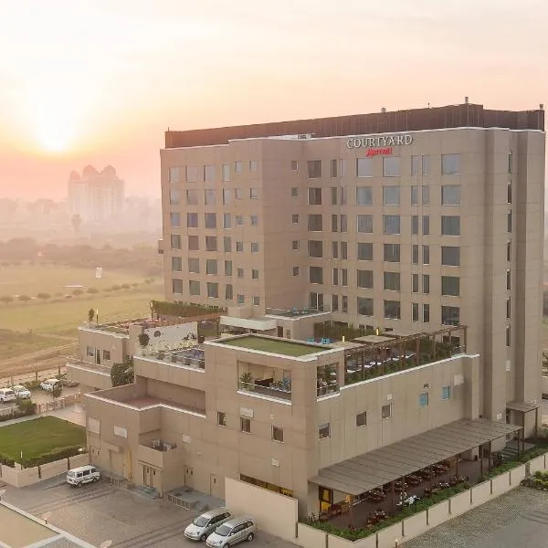 Courtyard by Marriott Surat，位于Surat的酒店