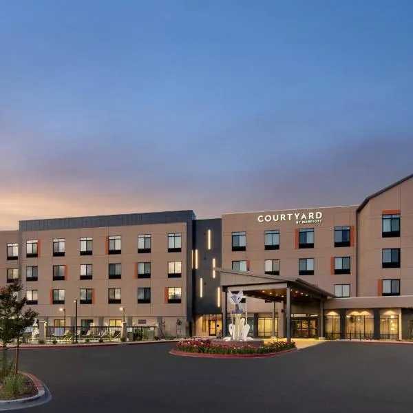 Courtyard by Marriott Petaluma Sonoma County，位于佩塔卢马的酒店