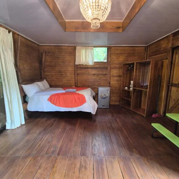 Rio Celeste Ecolodge，位于Rio Celeste的酒店