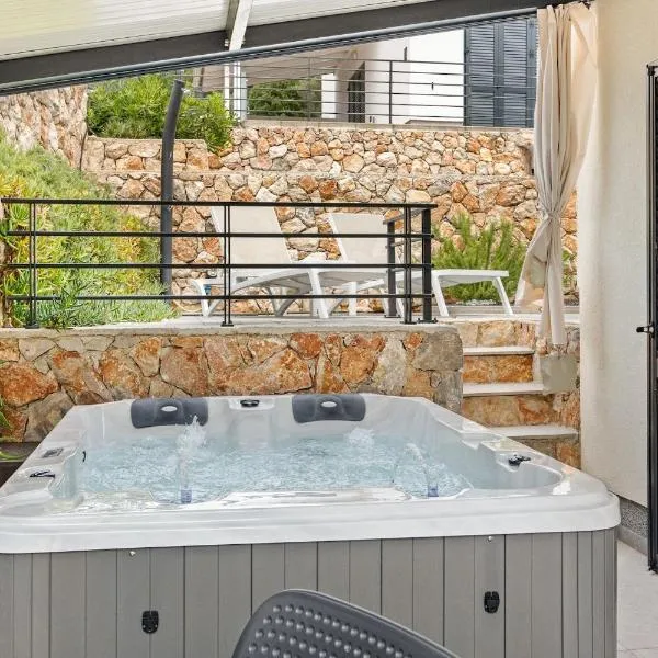 Crepsa Paradise with Jacuzzi - Couple Getaway，位于茨雷斯的酒店