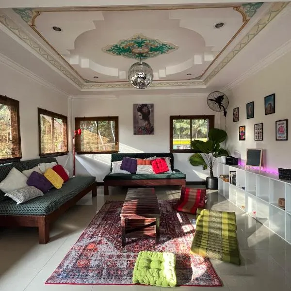 Purple House - Female only Boutique hostel，位于帕干岛的酒店