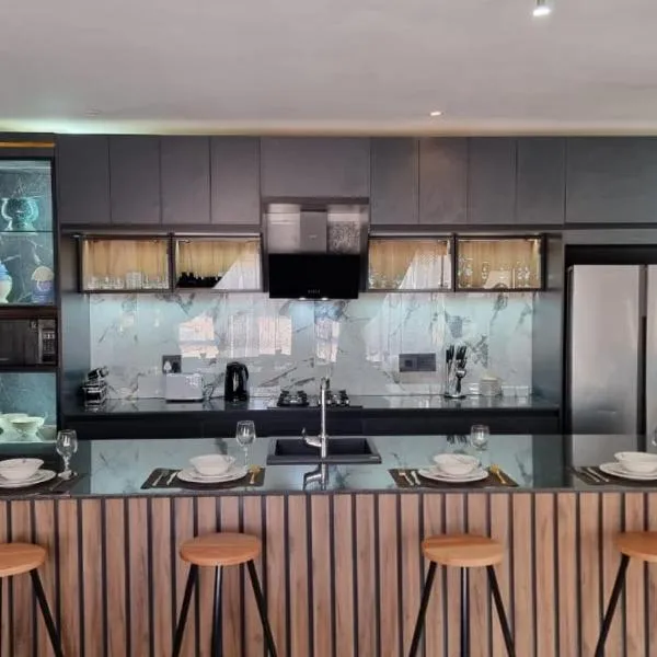 Luxury Fairland Fully Serviced Cottages，位于约翰内斯堡的酒店
