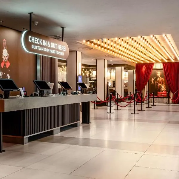 Radisson RED London Heathrow，位于哈姆斯沃思的酒店
