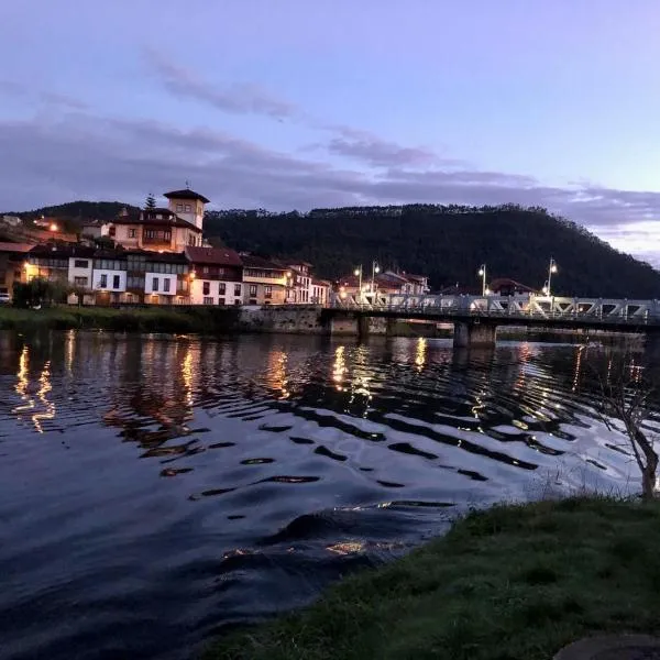 Penthouse views estuary and mountains in Unquera，位于温克拉的酒店