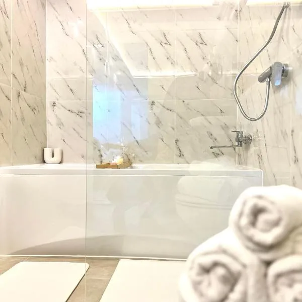 Ground Floor Apt with a Pool and Terrace，位于Pesnica pri Mariboru的酒店