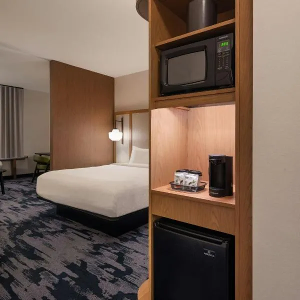 Fairfield Inn & Suites by Marriott Cleveland Tiedeman Road，位于Seven Hills的酒店