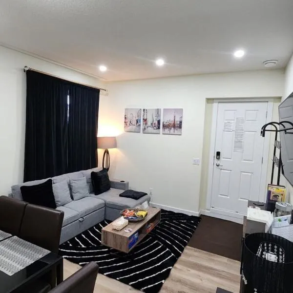 Charming Oasis Tranquil Suite 8 min Airport, AC，位于卡尔加里的酒店