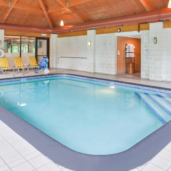 科宁河畔费尔菲尔德客栈，位于康宁的酒店