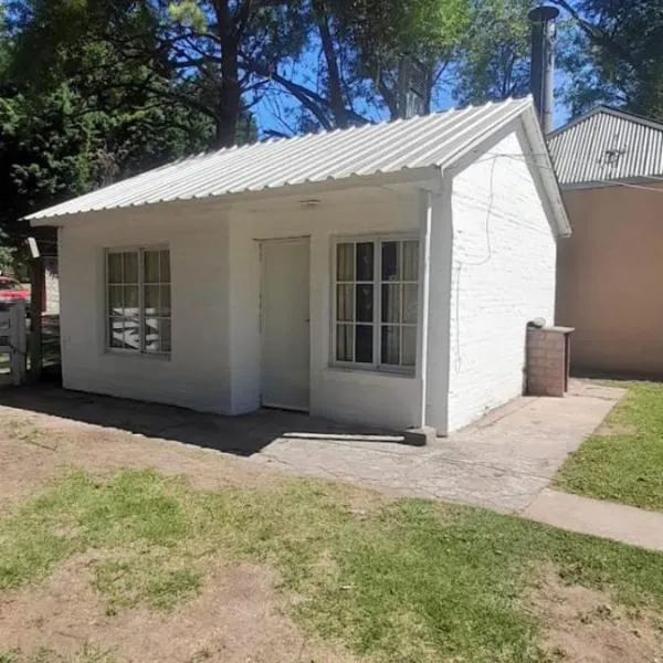 Necochea, Casa con pileta en ribera rio Quequen，位于内科切阿的酒店