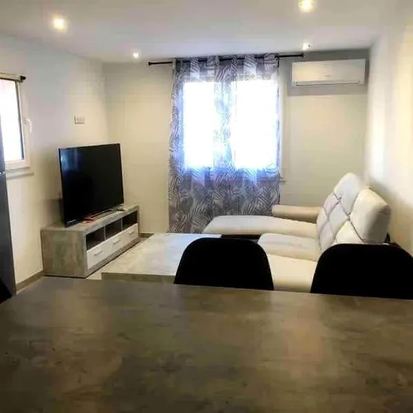 Bel appartement dans une maison，位于Saint-Martin-de-Valgalgues的酒店