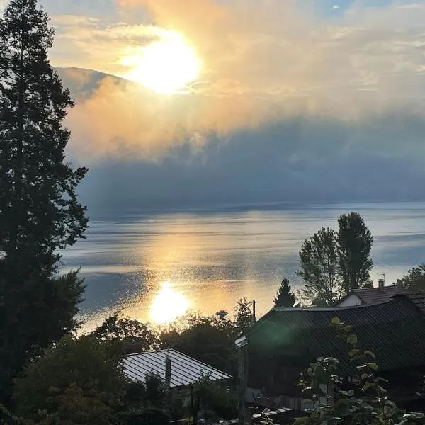 Villa avec vue lac panoramique proche de la plage，位于Conjux的酒店