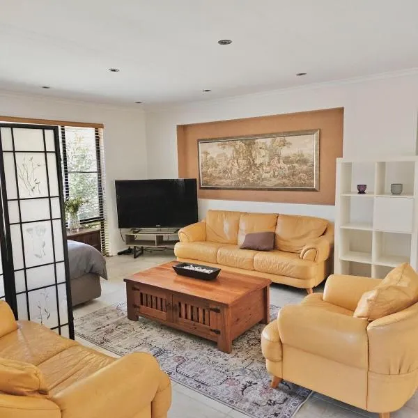 Private Front Section of House 800m to Beach，位于伦诺克斯角的酒店