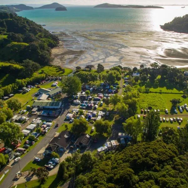 Coromandel Shelly Beach TOP 10 Holiday Park，位于科罗曼德镇的酒店