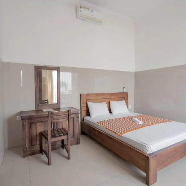 Rommeo Inn Lovina Mitra RedDoorz，位于Temukus的酒店