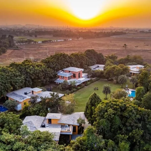 StayVista at The Manvi Estate - Gurugram with Pool, WiFi & Bonfire，位于Bahora的酒店
