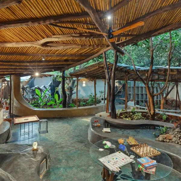 SaffronStays Maativan - 4BR Pet-Friendly Eco Villa with Private Pool, Nature Walks & Activities，位于Vāda的酒店