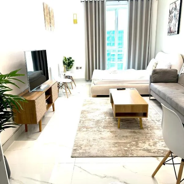 Stunning Studio with Sea-View in Jumeirah Lake Towers JLT，位于迪拜的酒店