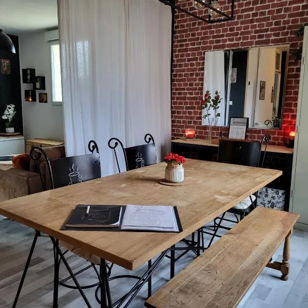 GÎTE PRIVATIF, MAISON DE VACANCES FAMILIALE 100m2 avec piscine, parking privé "Un plaisir d'évasion" gîte de France 3 épis，位于Lillers的酒店