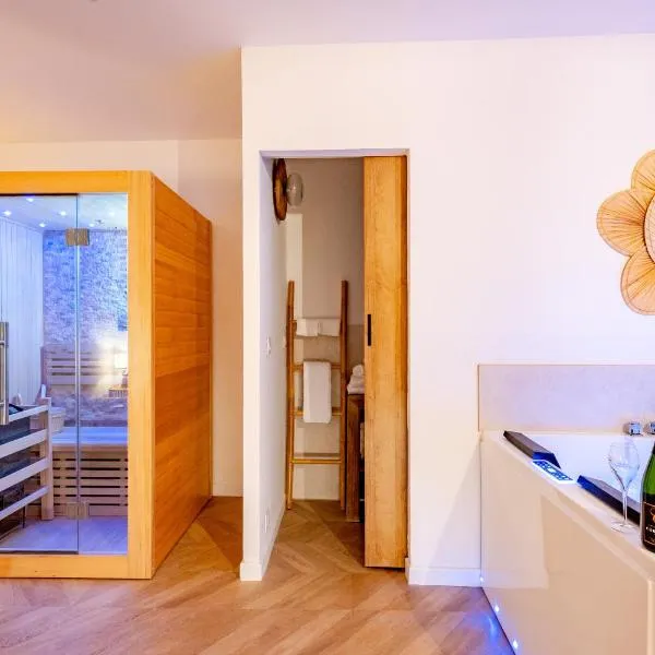 Suite Bali de 45m2 - Idéal couple - Chambre séparée - Jacuzzi baignoire balnéo - Sauna - Clim réversible - Netflix - Piscine accès partagé avec la petite copro - Bouteille de champagne offerte dès 2 nuits，位于叙兹拉鲁斯的酒店