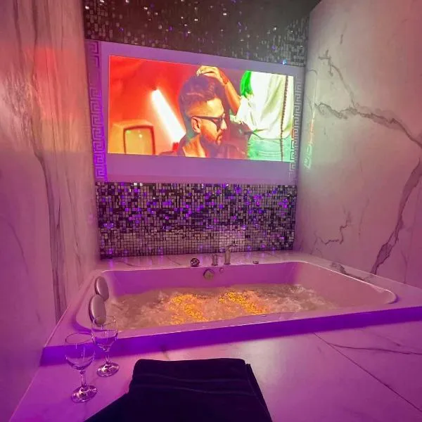 Black House B Jacuzzi，位于拉多姆的酒店