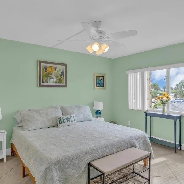 Dreamy Condo 2 minute walk to Beach w King Size Bd，位于皮尔斯堡的酒店