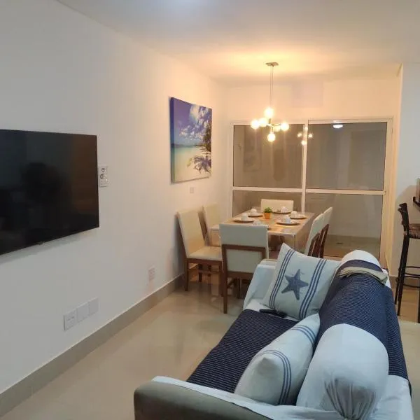CASA SETE ENSEADA AR COND Suíte E ESTACIONAMENTO GRÁTIS e uma ótima localização na enseada，位于瓜鲁雅的酒店