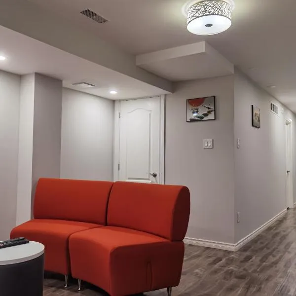 Cozy Suite! Separate Entry, 1 Parking，位于纽马克特的酒店