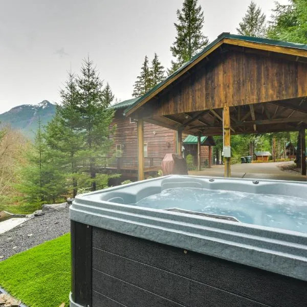 Grizzly Tower Packwood Cabin with Hot Tub!，位于帕克伍德的酒店