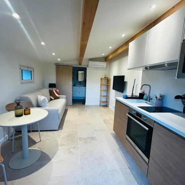 Cosy Studio Fréjus Centre Historique，位于弗雷瑞斯的酒店