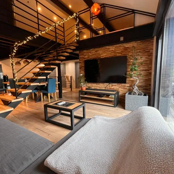 Loft industriel avec jacuzzi，位于Le Bourgeat的酒店