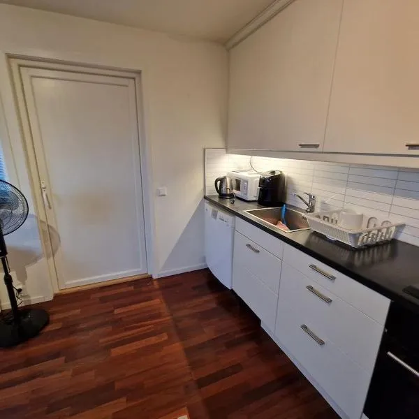 Lovely 2 bedroom apartment with free parking，位于Gjerdrum的酒店