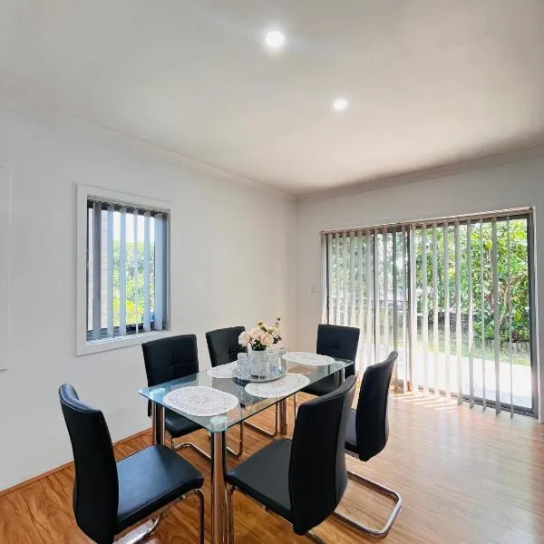 Lovely Modern Family home for your family and friends，位于Narwee的酒店