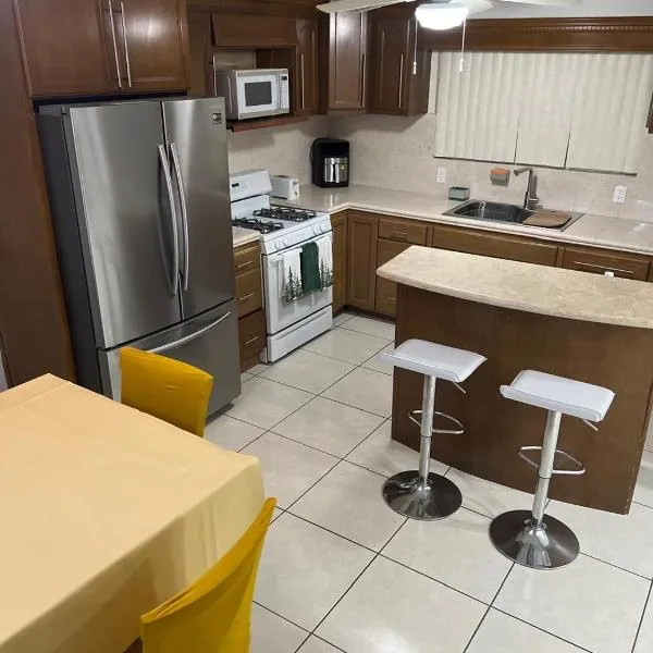 hospedarse y seguridad，位于恩塞纳达港的酒店