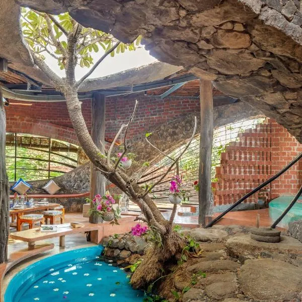 SaffronStays Terracotta Trails - 2BR eco-luxury villa with earthy design, pool, open lawns & sustainable living in Wada，位于Vāda的酒店