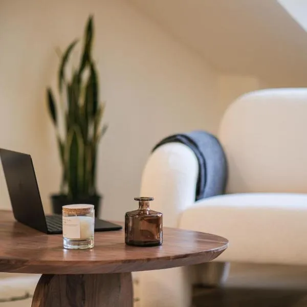 THE CORE - 4 min Walk to Bernina Express - Winter Sports Events 2026，位于蒂拉诺的酒店