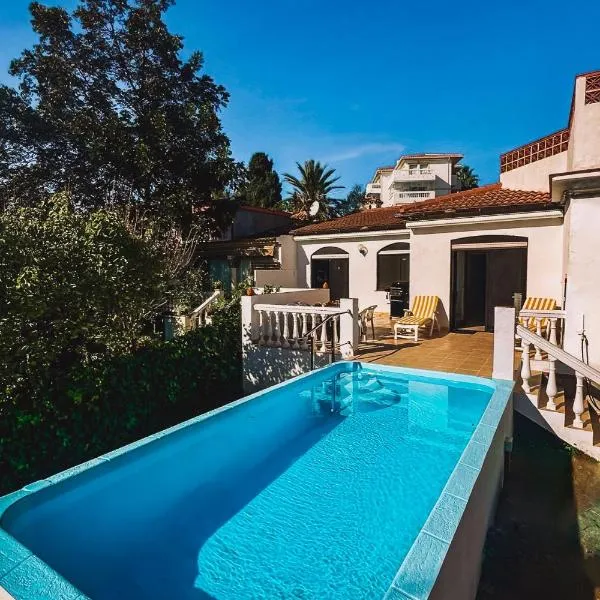 Family villa Casa KuKa I wonderful terrace with saltwater pool and BBQ area I beach in walking distance I pets welcome，位于福恩吉罗拉的酒店