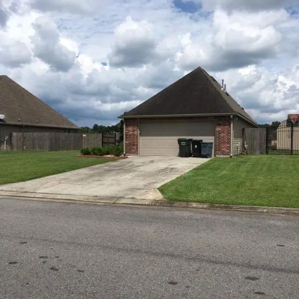 4BR 2BA Family Home On a Lake，位于冈萨雷斯的酒店