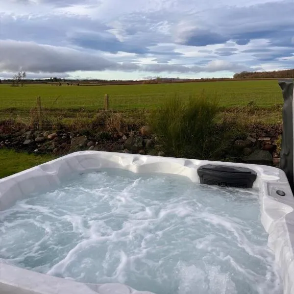 Luxury 3 bedroom country cottage with hot tub，位于蒙特罗斯的酒店