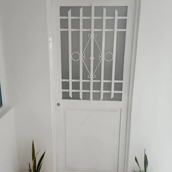 C Apartaestudio central amoblado con cocina y baño，位于Chiquinquirá的酒店
