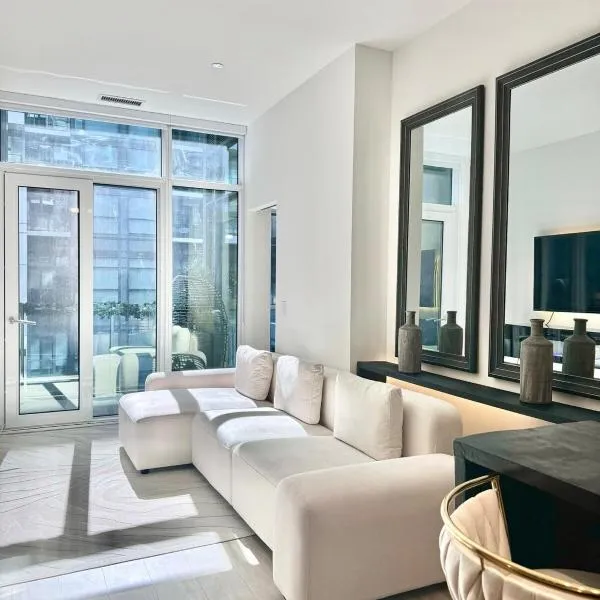 Toronto Downtown Core Condo 2 BED 2 BATH，位于多伦多的酒店