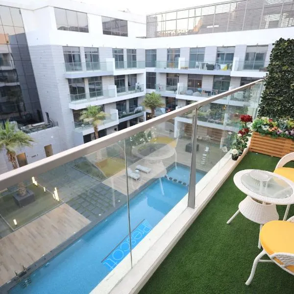 VIP Experience Dubai Nad Al Sheba at Prime Views- Opposite Al Meydan Hotel- Modern Luxury Apartment，位于迪拜的酒店