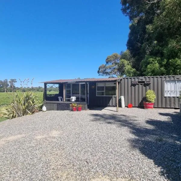 Tiny Home Container house Above the Vines，位于Waikakaho的酒店