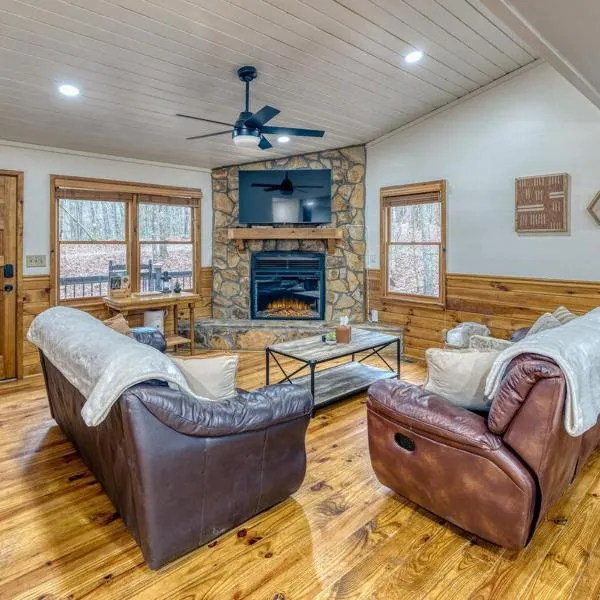 Cozy Cabin With Hot Tub, Grill, Fire Pit & Game Room，位于蓝岭的酒店