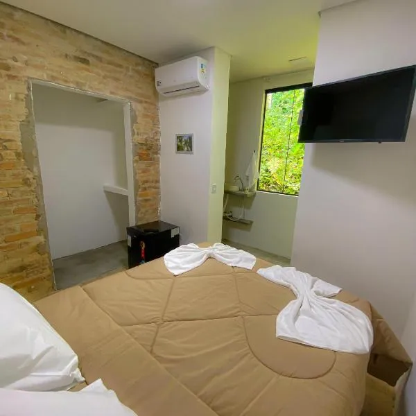 Frente ao Mar - Suites com Piscina Aquecida, SPA Privativo, Vista ao Mar ou Montanha, com Estacionamento- Raizes do Mar ECO Hotel，位于瓜鲁雅的酒店