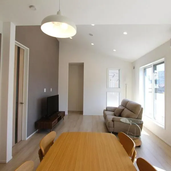 Newly built two-story house! 2 minutes to the station, parking lot, easy access to Disneyland, close to restaurants and shops!，位于千叶的酒店