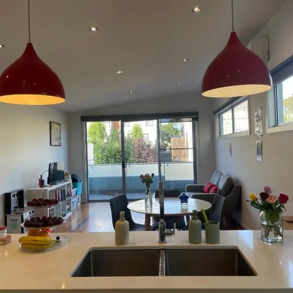 Room in Newport Modern townhouse - Walk to stunning ocean view，位于Newport的酒店