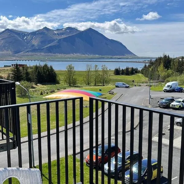 Cozy apartment in Borgarnes - great view，位于博尔加内斯的酒店